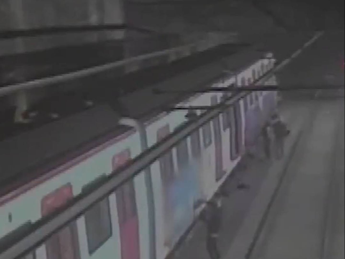 Una cámara de seguridad muestra a varios grafiteros vandalizando un vagón de metro. (Mossos)