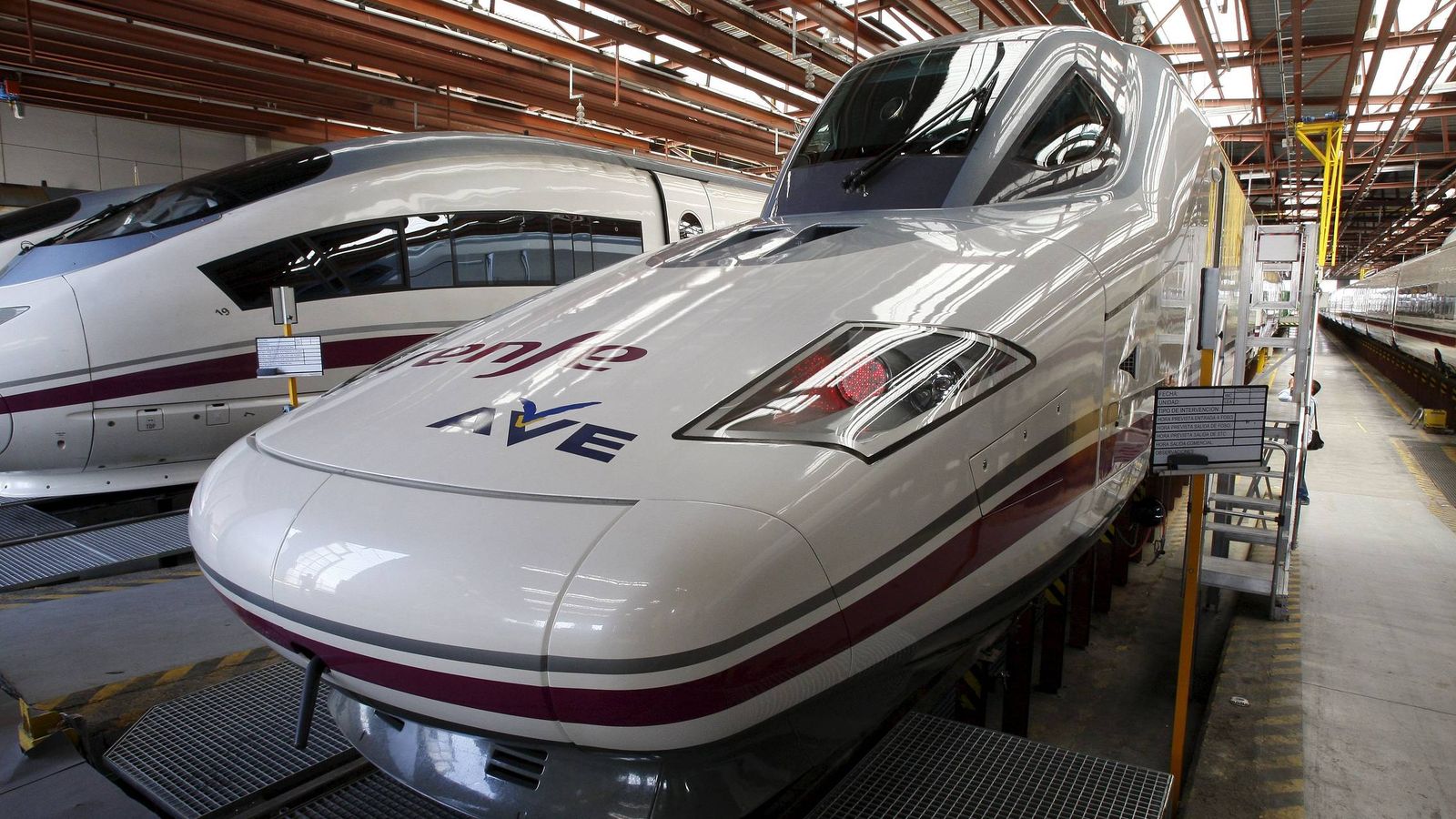 Foto: Trenes de alta velocidad del AVE a Valencia. (EFE)