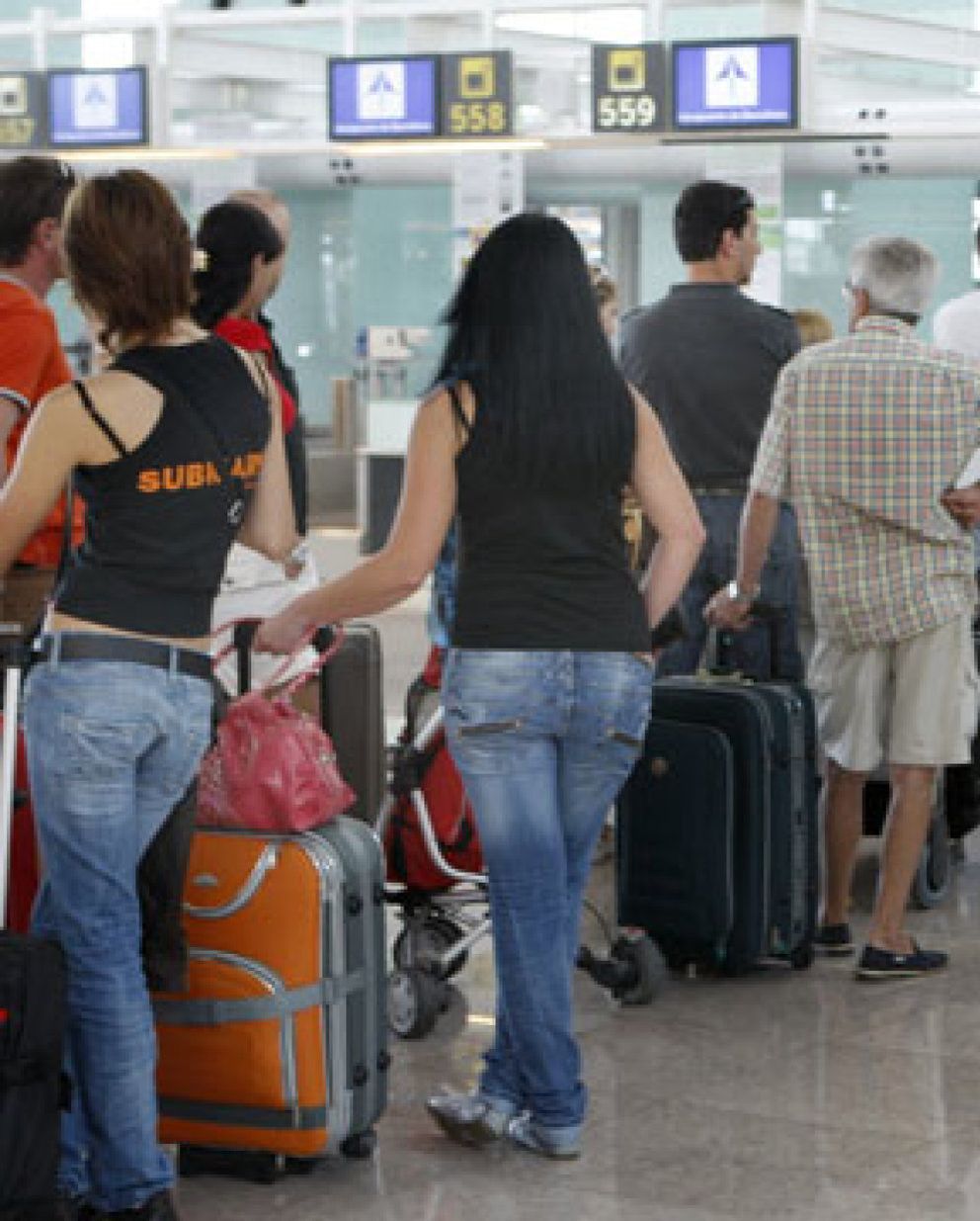 Foto: Iberia podría cobrar entre 15 y 100 euros por las maletas facturadas