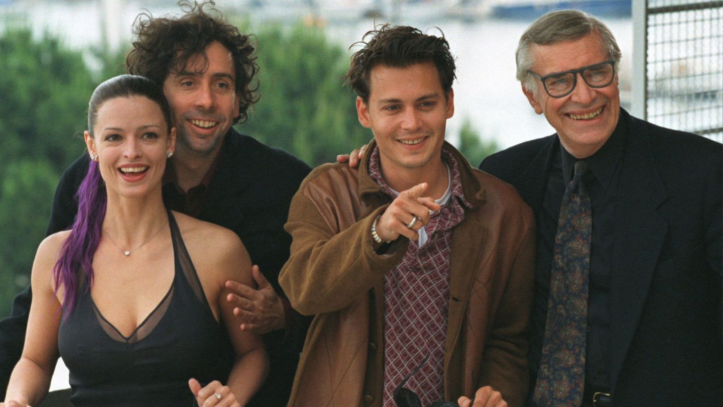 Johnny Depp, con Tim Burton, Martin Landau y Juliette Landau en el Festival de Cannes de 1995. (Reuters/File Photo)