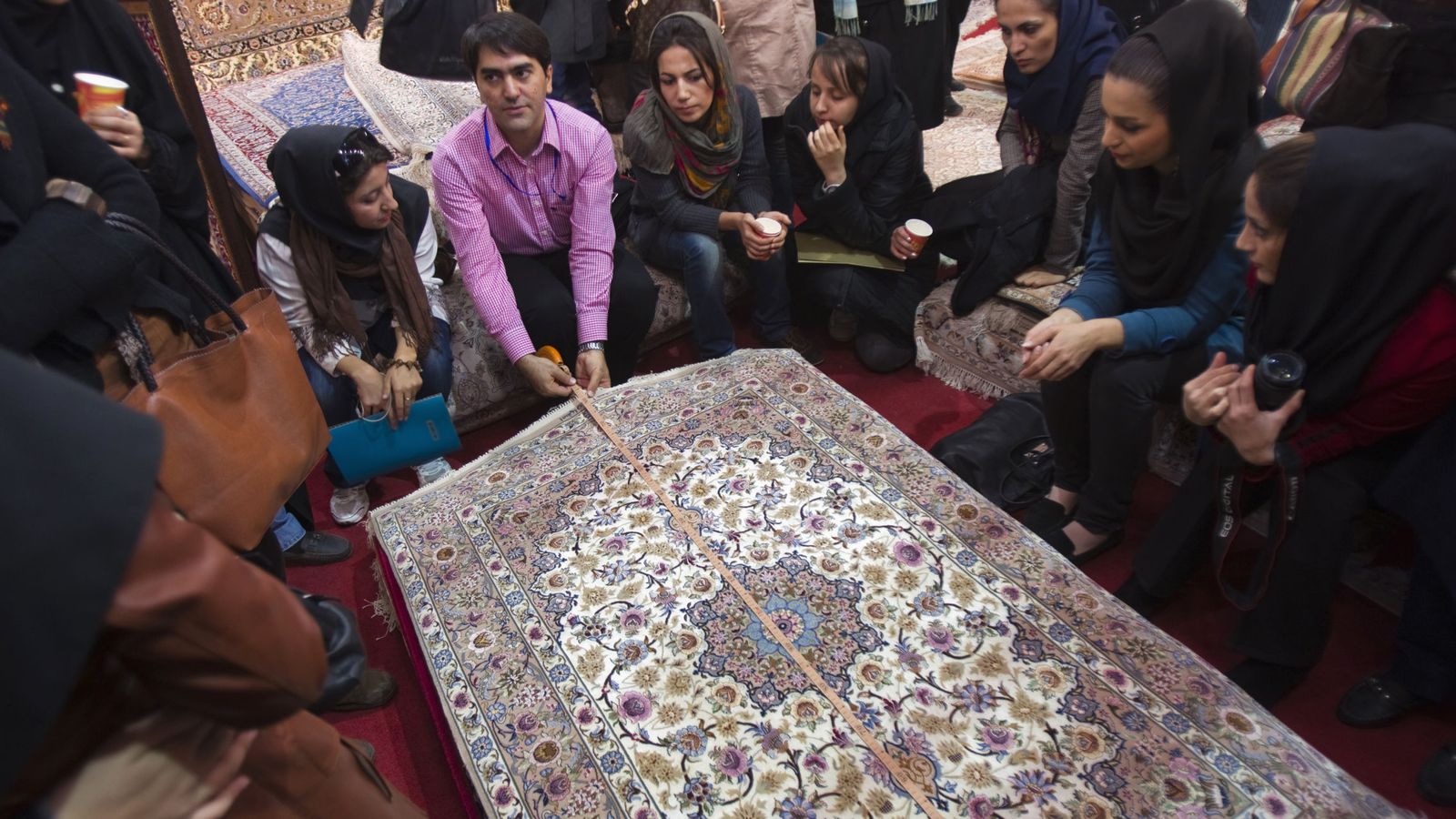 Foto: Artin Markosian, profesor en la Universidad de Arte de Isfahan, durante una clase con sus alumnos (Reuters).
