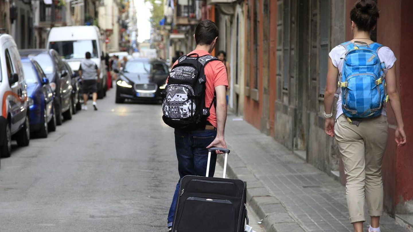 Turistas caminan por una calle de Madrid. (EFE)
