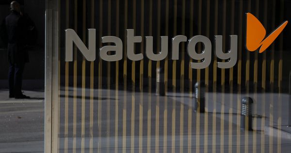 Foto: Logo de Naturgy en la sede de la compañía en Madrid. (Reuters)