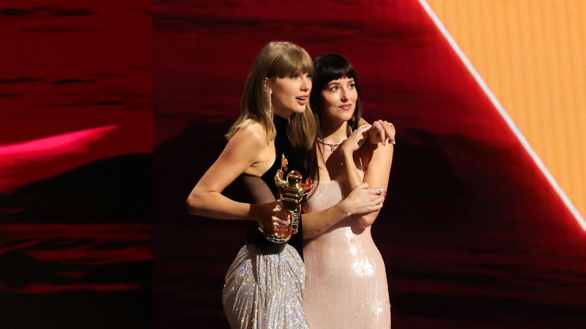 Taylor Swift y Dakota Johnson, o cuando dos looks bastan para salvar la alfombra roja de los MTV Video Music Awards