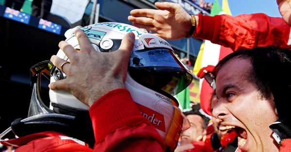 Foto: Sebastian Vettel celebra con sus mecánicos la victoria en el GP de Australia. (EFE)