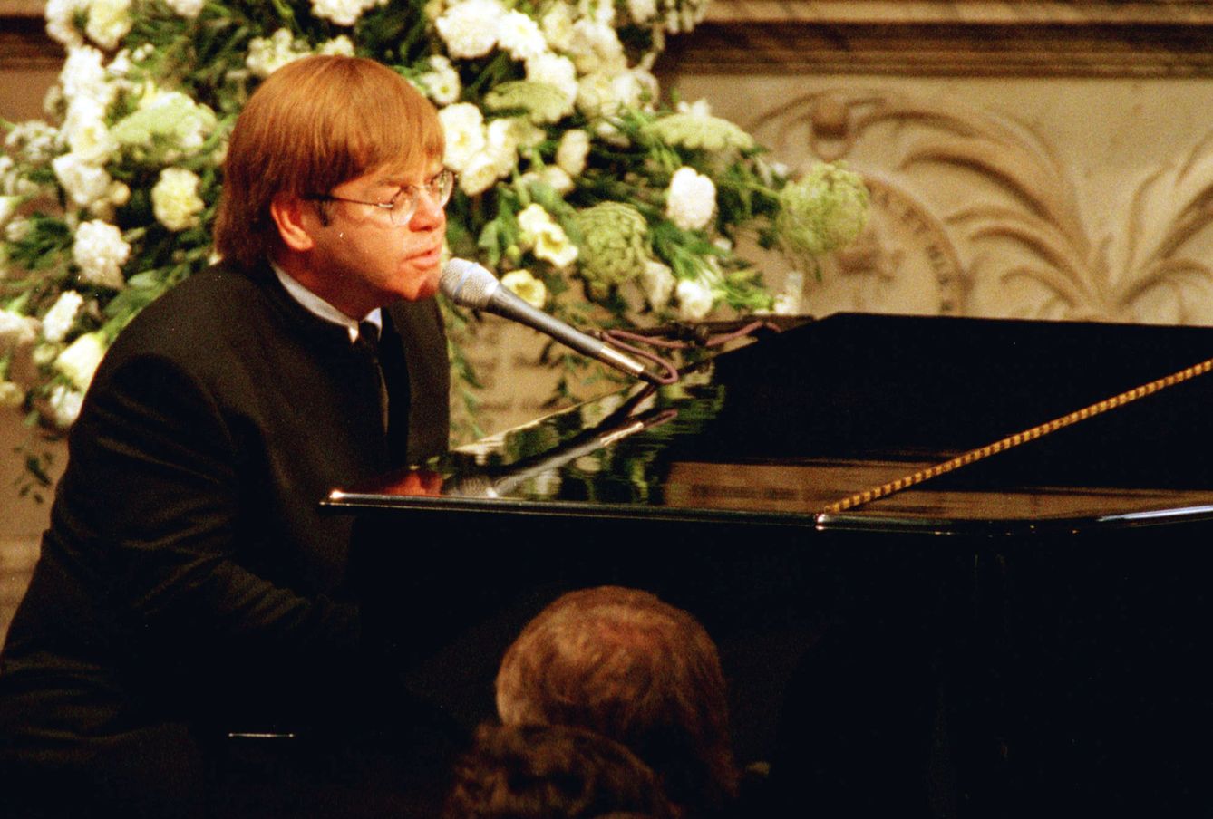  Elton John, homenajeando a Diana. (Reuters)