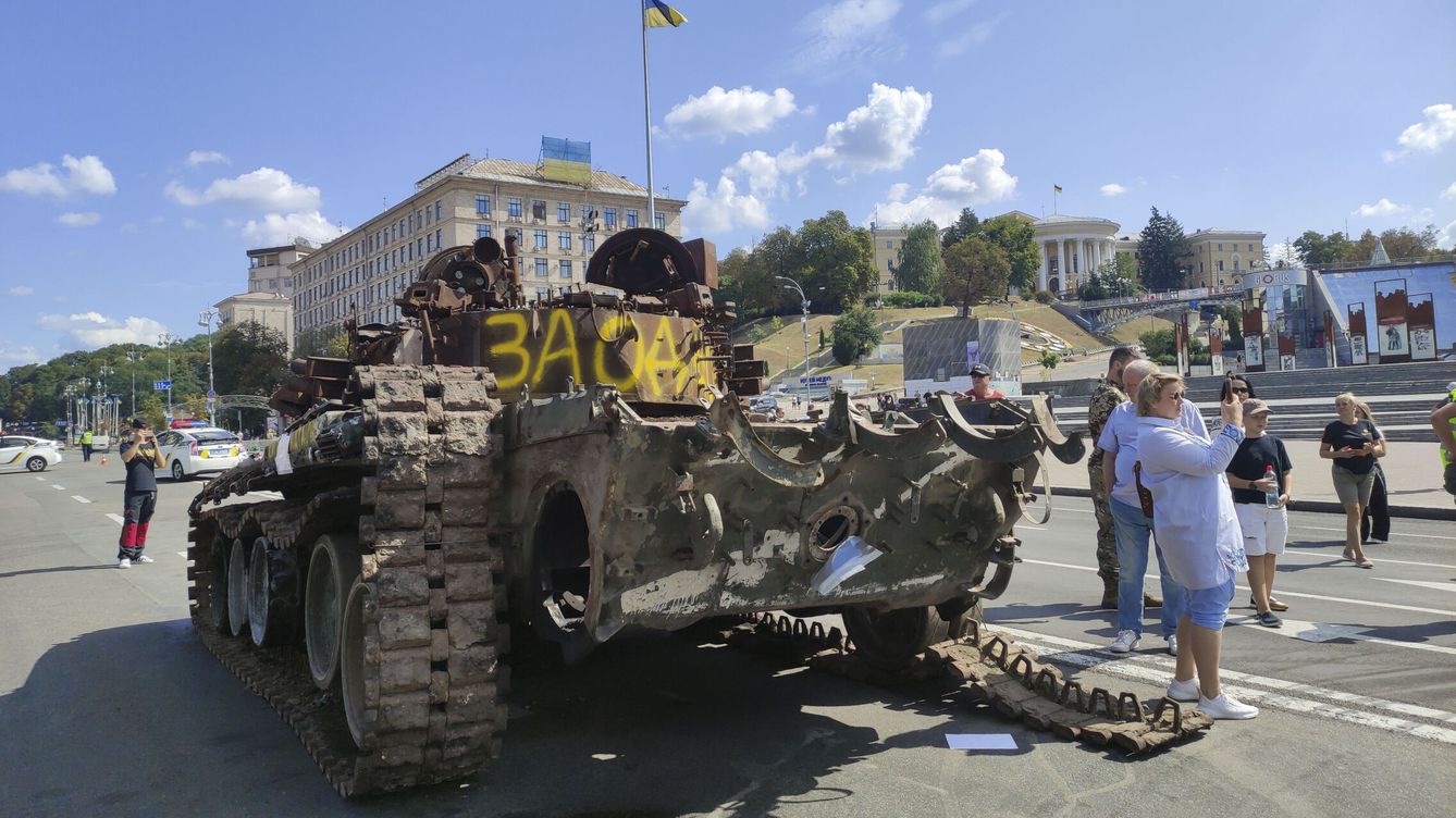 Foto: Un tanque en Ucrania en una imagen de archivo (EFE/Marcel Gascón)