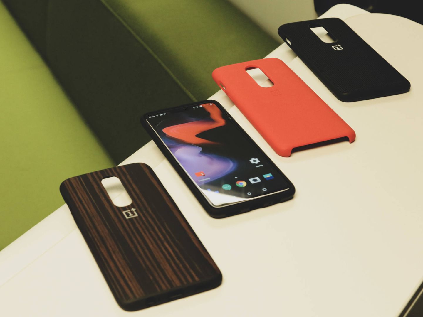 El OnePlus, con las diferentes fundas. (E. Villarino)