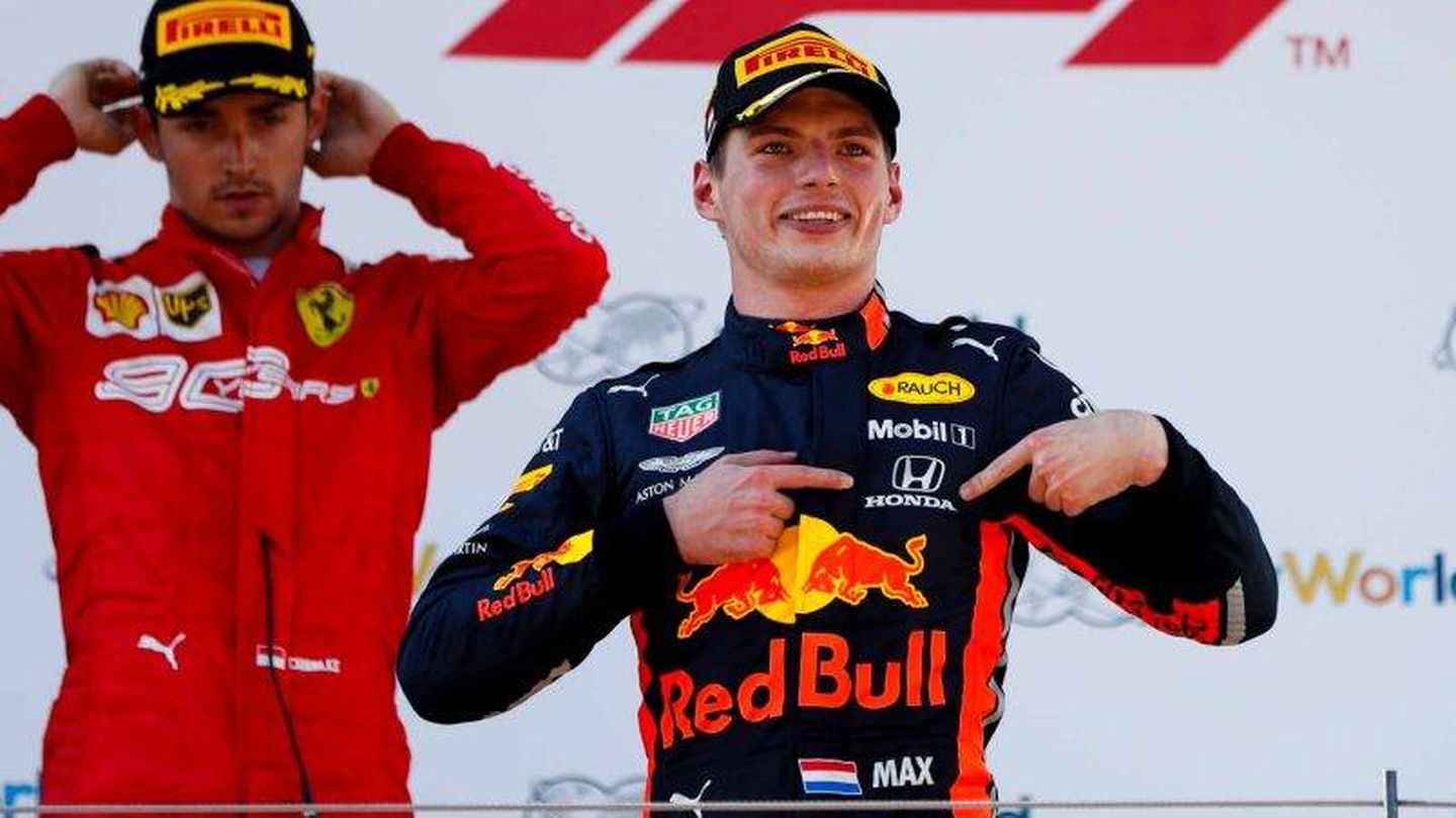Verstappen se señaló el logotipo de Honda en el podio del GP de Austria. (F1)