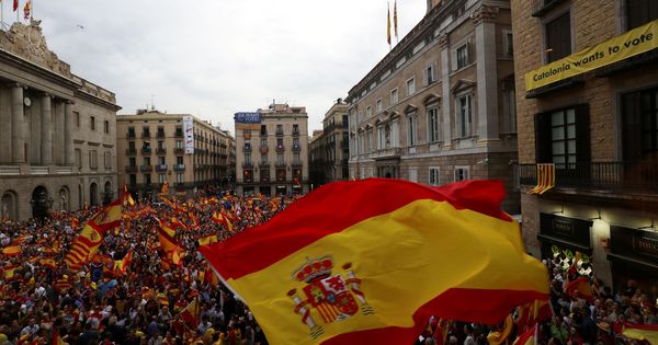Foto: Gente reunida en la plaza Sant Jaume para reivindicar la unión de España. (Reuters)