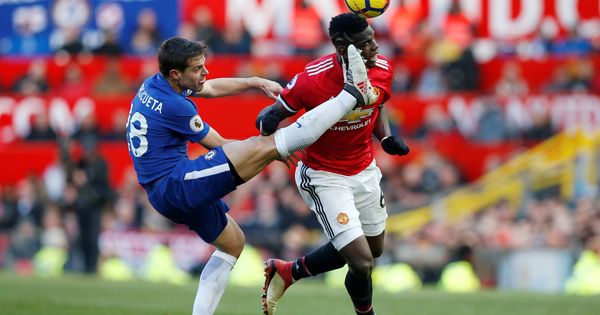 Foto: Pogba y Azpilicueta luchan por un balón en el último Manchester United-Chelsea. (Reuters)