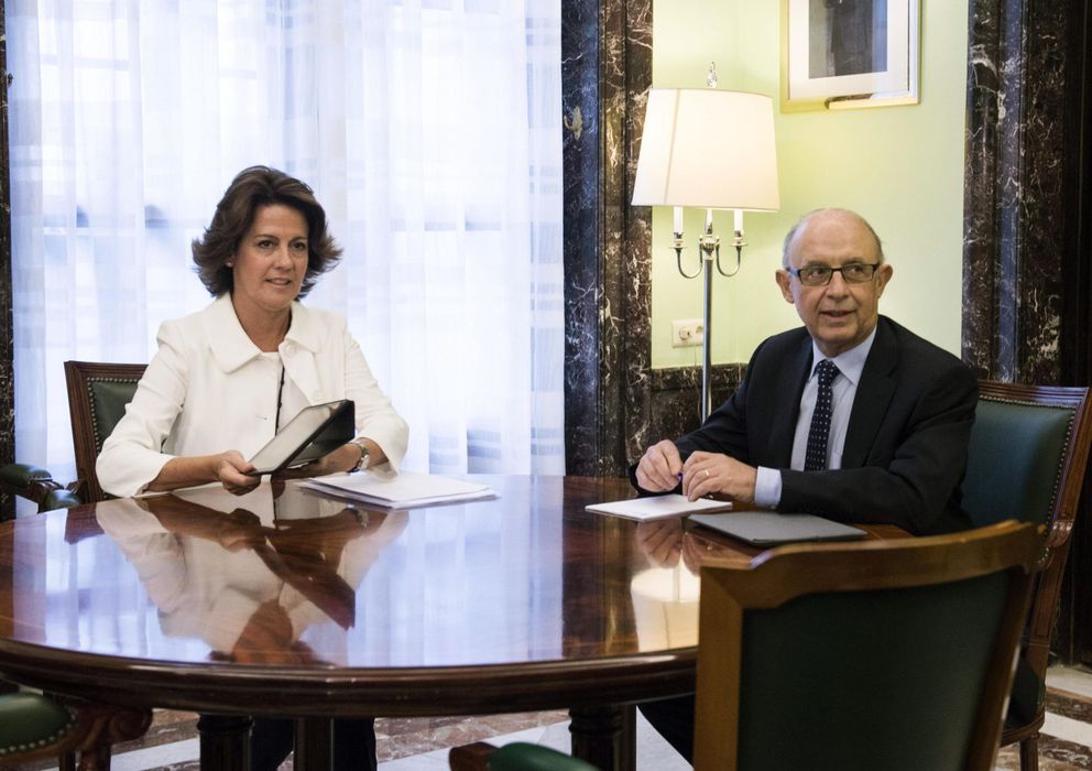 Foto: Cristóbal Montoro, con la presidenta de Navarra, Yolanda Barcina. (EFE)