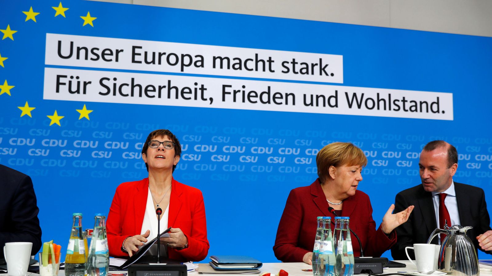 Foto: Campaña para las elecciones europeas con Annegret Kramp-Karrenbauer, Angela Merkel y Manfred Weber. (Reuters)