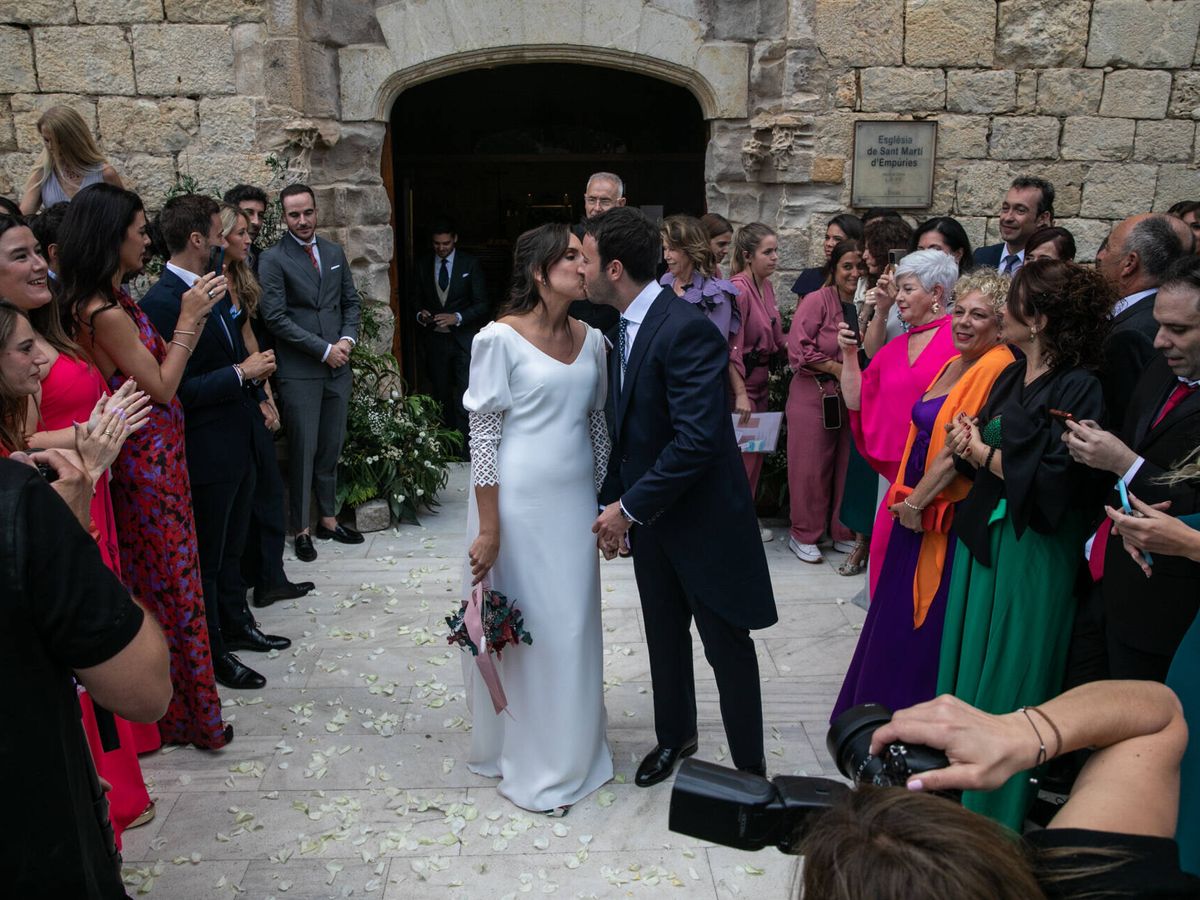 Foto: Matías Prats Jr., besando a su esposa tras la ceremonia. (Gtres)