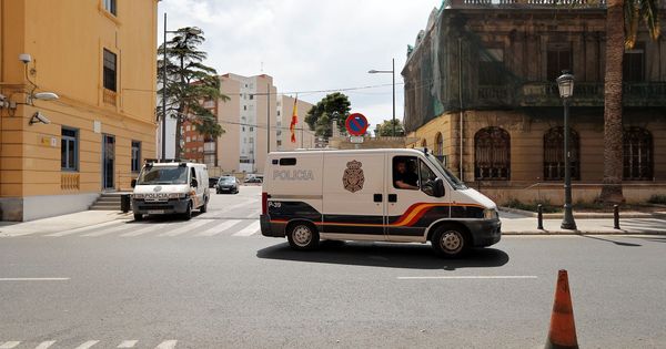 Foto: Un coche de policía dirigiéndose a la Diputación de Valencia. (EFE)