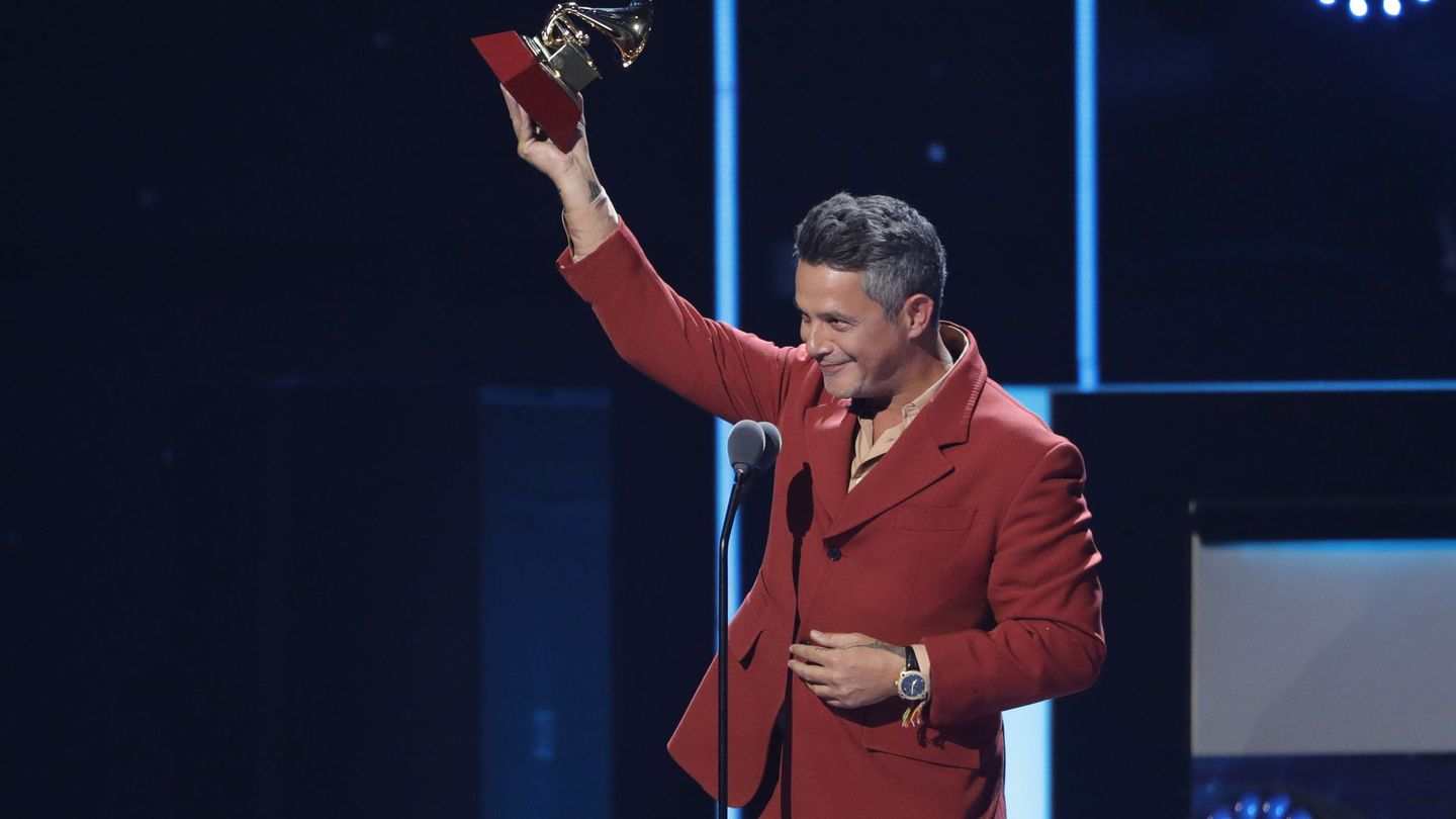 Alejandro Sanz, el pasado fin de semana, recogiendo su premio Grammy. (EFE)