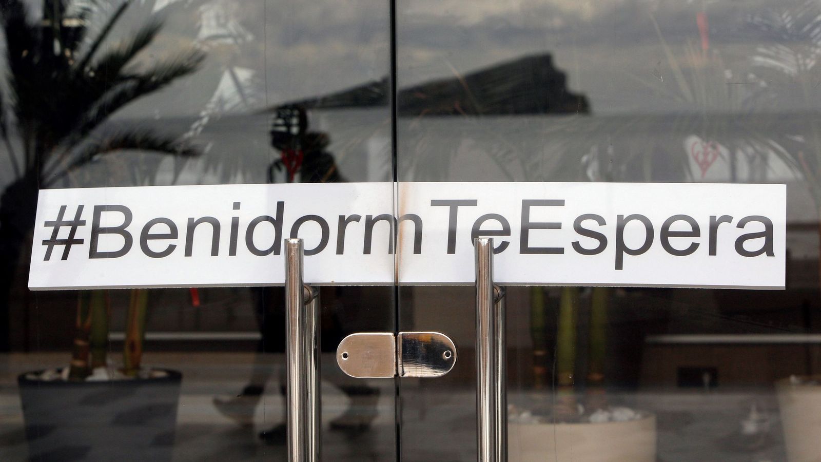 Detalle de la puerta de entrada de un hotel de Benidorm cerrado durante la pandemia. (EFE/Morell)