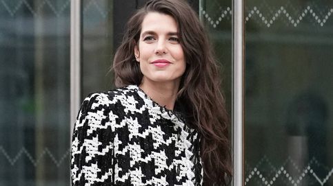 Así es como Carlota Casiraghi rejuvenece el tejido tweed en sus looks: vaqueros, minifaldas y plataformas