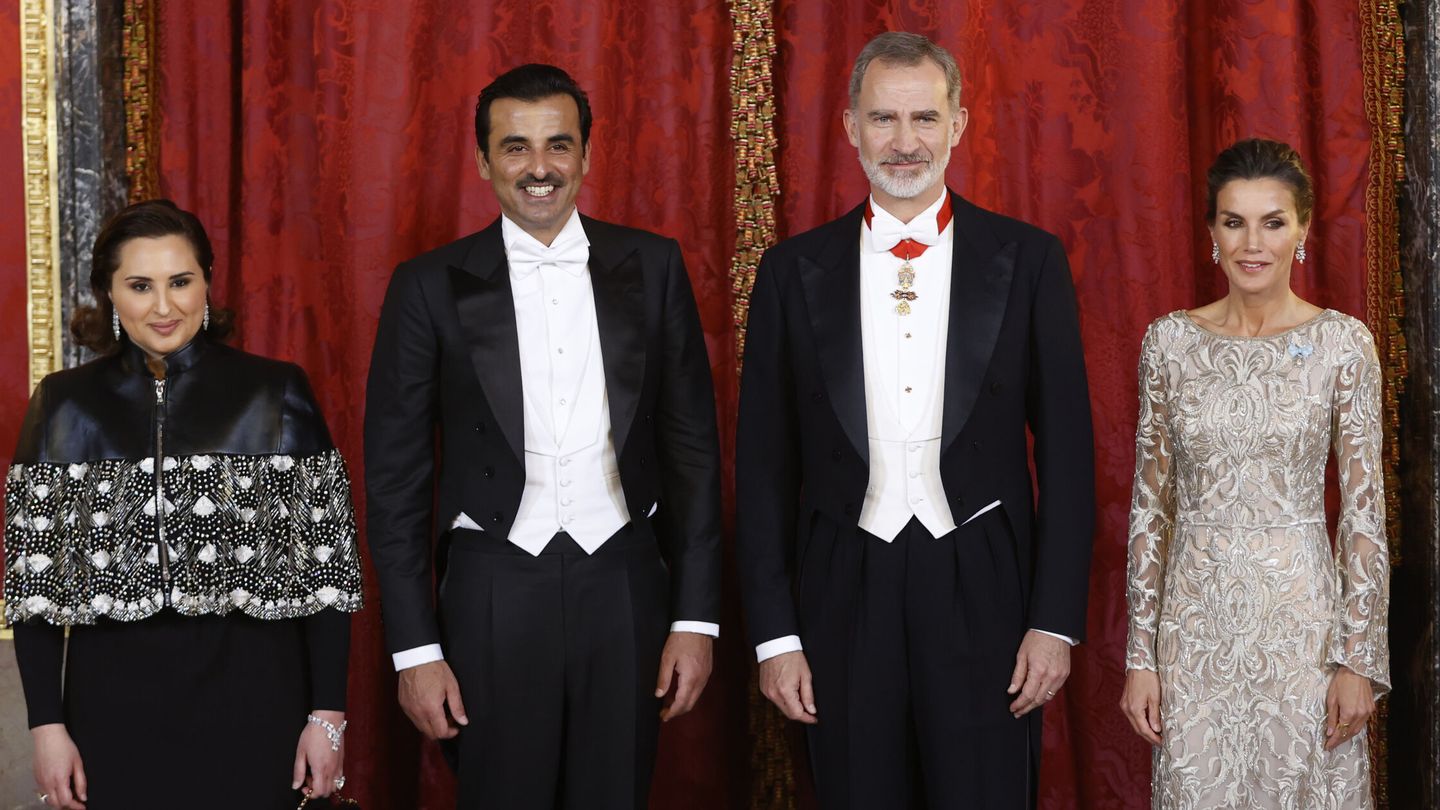 Don Felipe y doña Letizia, con el emir y la jequesa de Catar. (EFE/Mariscal)