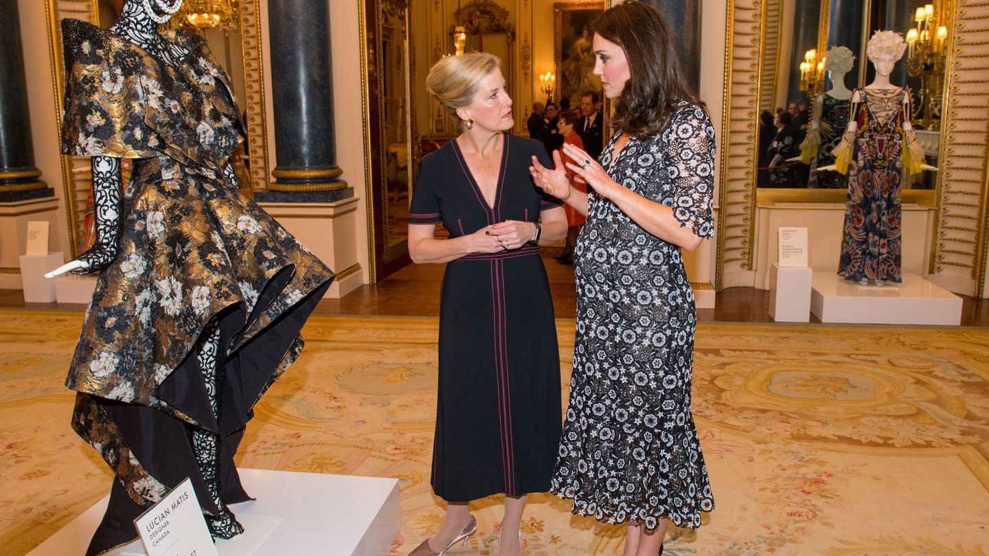 Kate Middleton y Sohpie de Wessex, en una exposición sobre moda. (Reuters)