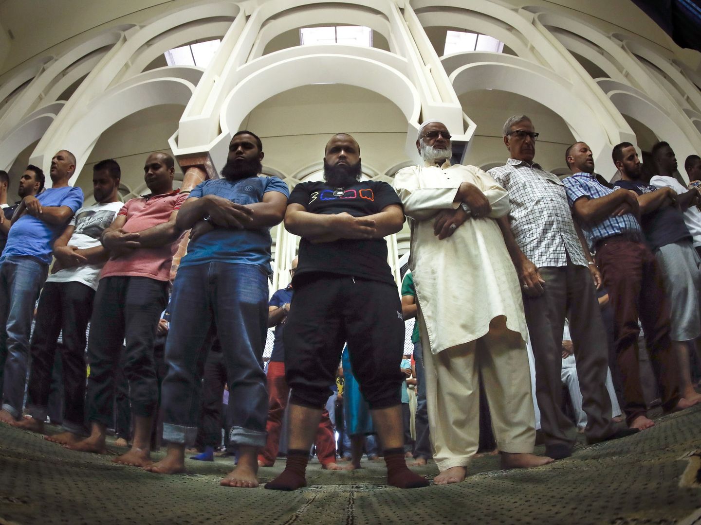 Un grupo de musulmánes reza en la mezquita del Centro Islámico de Madrid. (EFE)