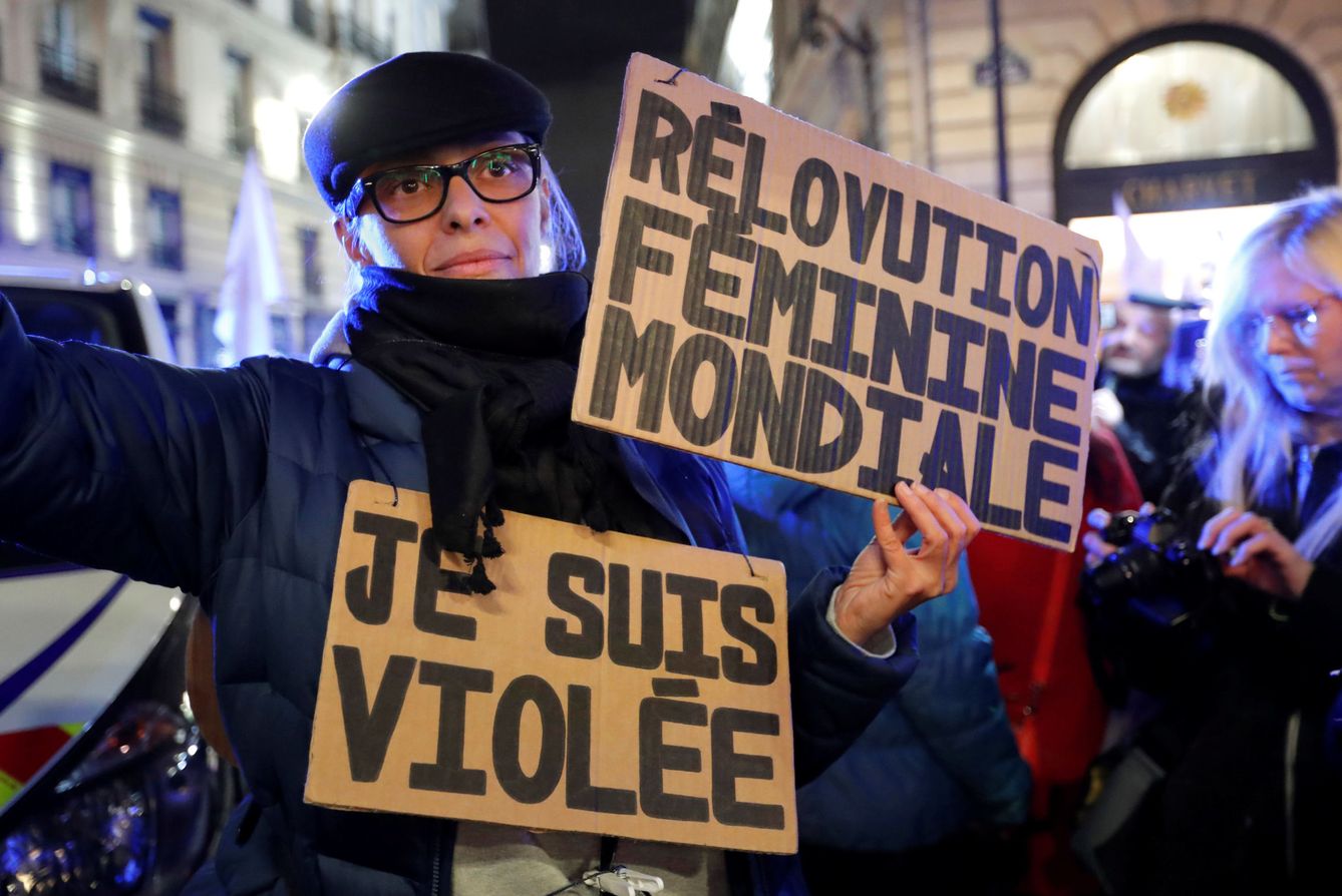 Protesta en Francia contra la absolución del violador de una niña de 11 años en la que el juez consideró que había habido consentimiento, el 14 de noviembre de 2017. (Reuters)
