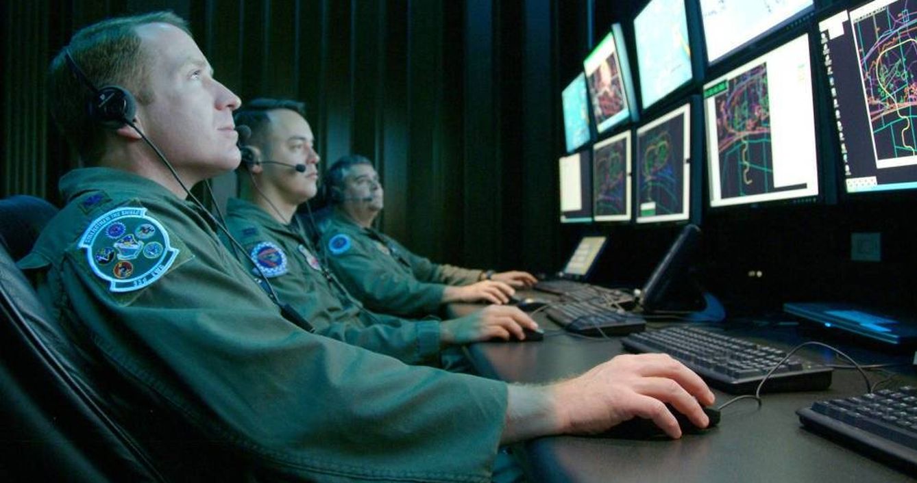 Simulacro de operaciones de 'ciberguerra' llevadas a cabo en una de las unidades del Centro de Control del Air Force Space Command Center (AFSPC), del ejército de EEUU.