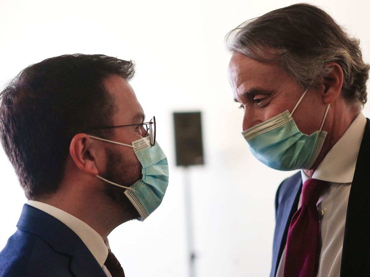 Foto: El presidente del Govern, Pere Aragonès (i), conversa con el presidente del Cercle d'Economia, Xavier Faus. (EFE) 