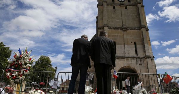 Foto: Dos hombres ante la iglesia de Saint-Etienne-du-Rouvray rinden tributo al sacerdote Jacques Hamel, asesinado por un simpatizante del Estado Islámico. (Reuters)