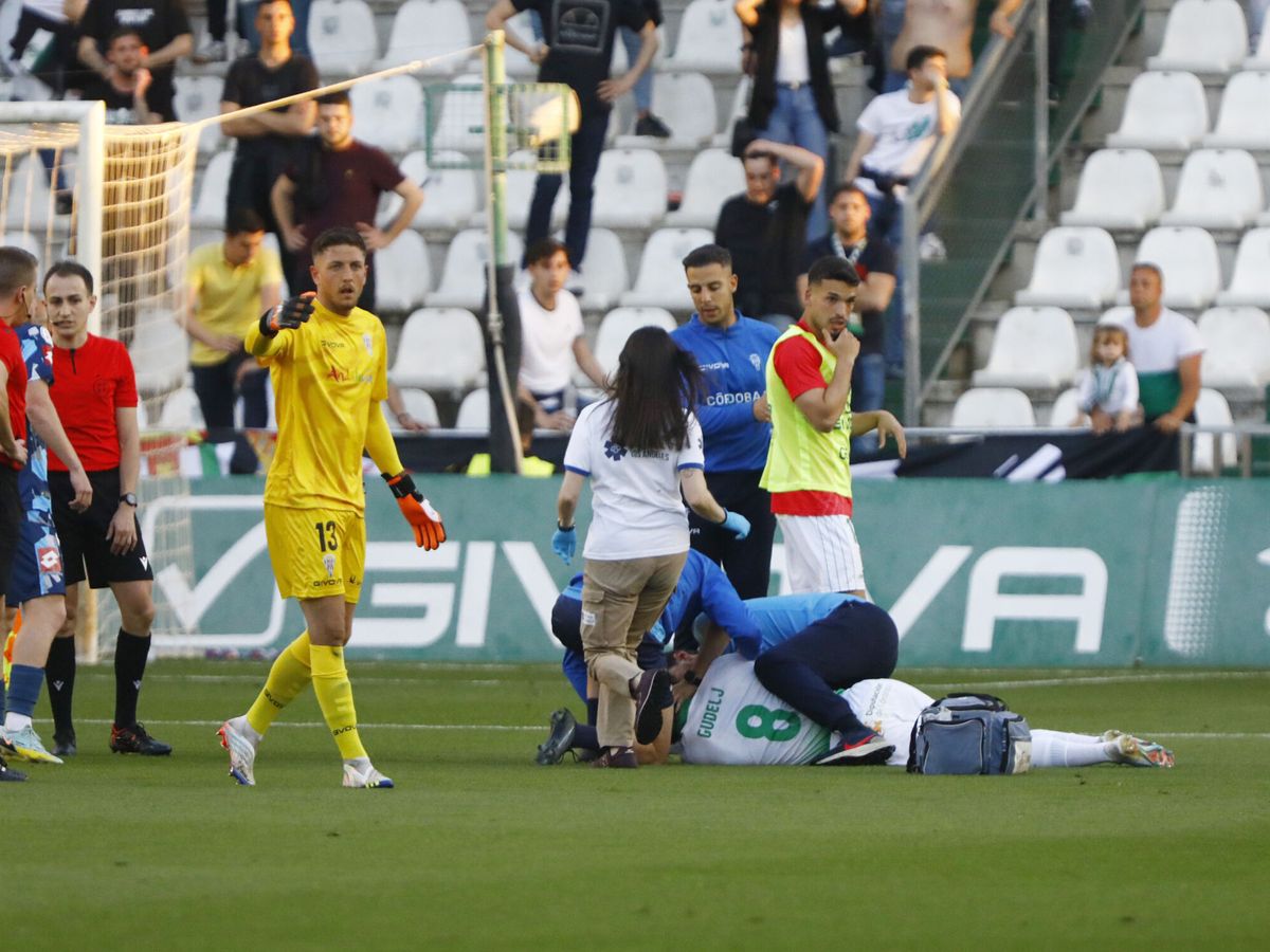 Foto: Momento en el que el jugador sufrió un paro cardíaco (EFE/Salas)