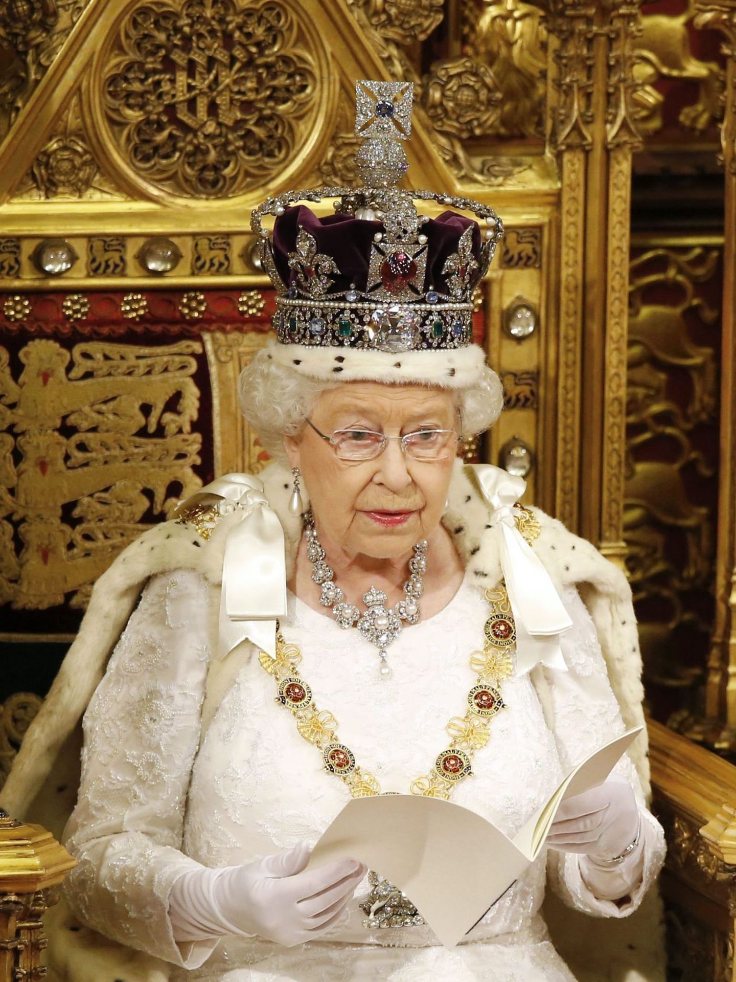 La reina Isabel II ofrece su discurso frente al Parlamento en 2016. (EFE)