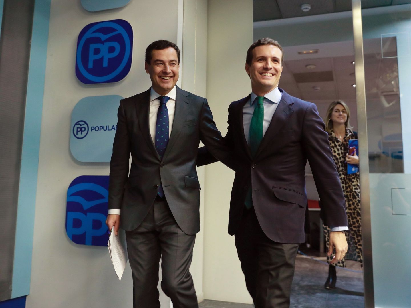 Juanma Moreno y Pablo Casado, en la sede del PP en la calle Génova. (EFE)