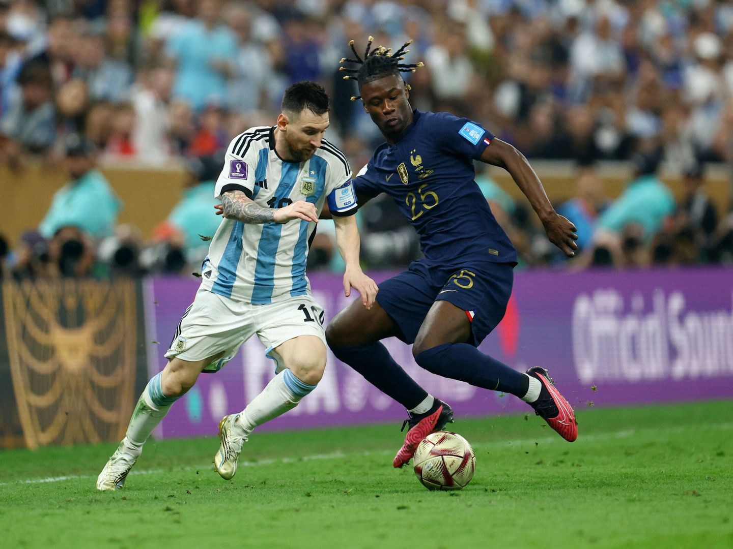 Camavinga en la final del Mundial pelea un balón con Messi