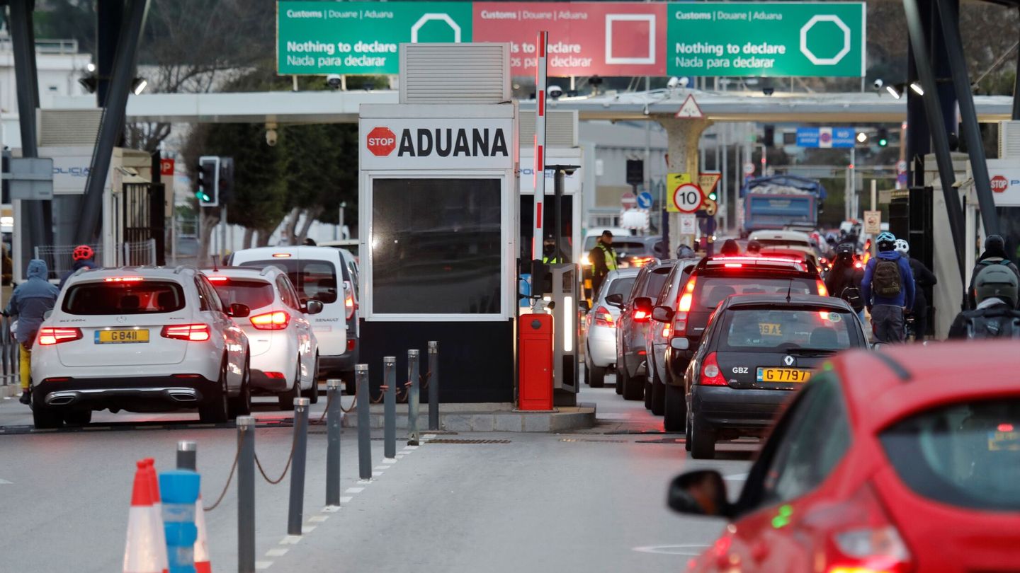 Vehículos entran por el puesto fronterizo gibraltareño desde La Línea de la Concepción. (EFE/A. Carrasco Ragel)