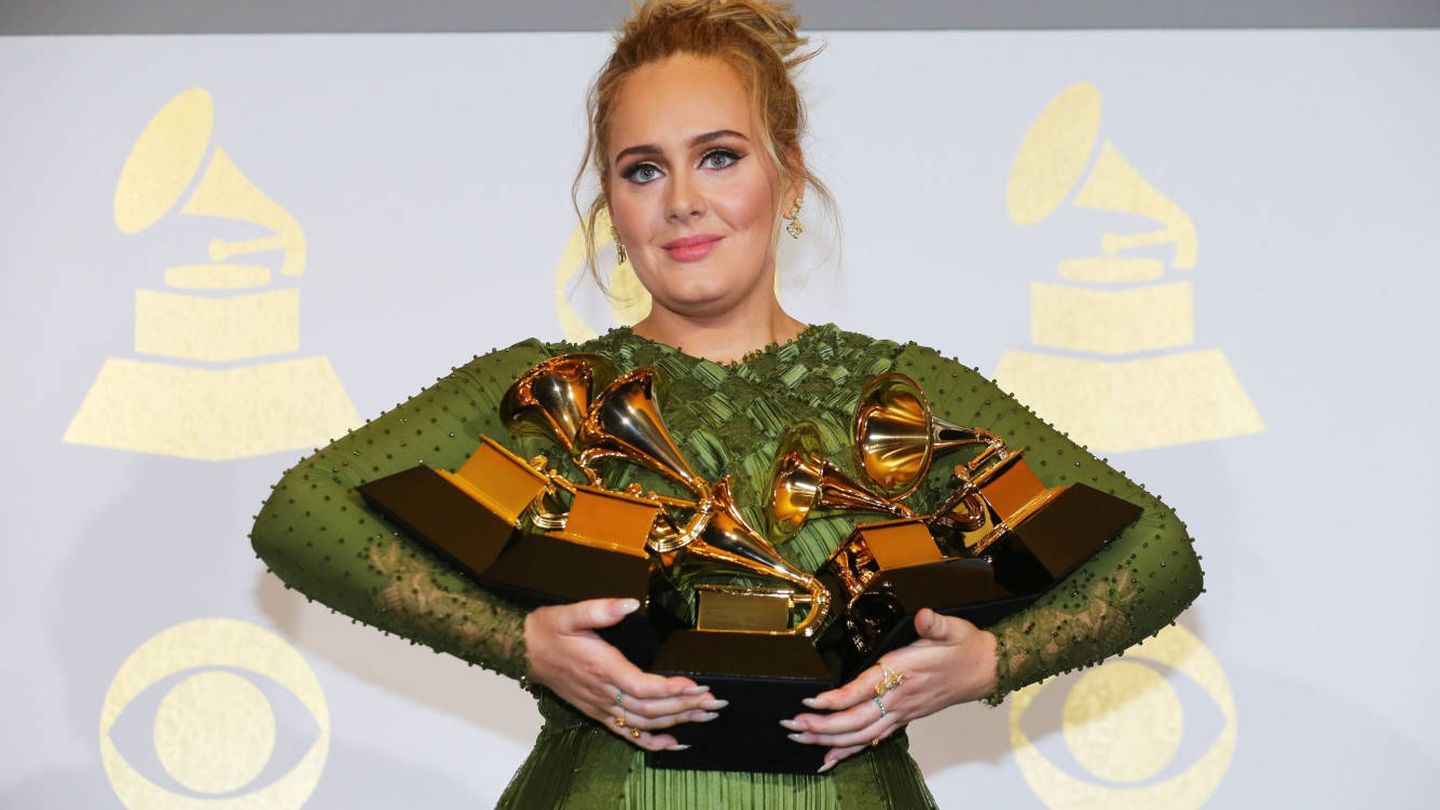 La cantante Adele coleccionando premios Grammy en una imagen de archivo. (Gtres)