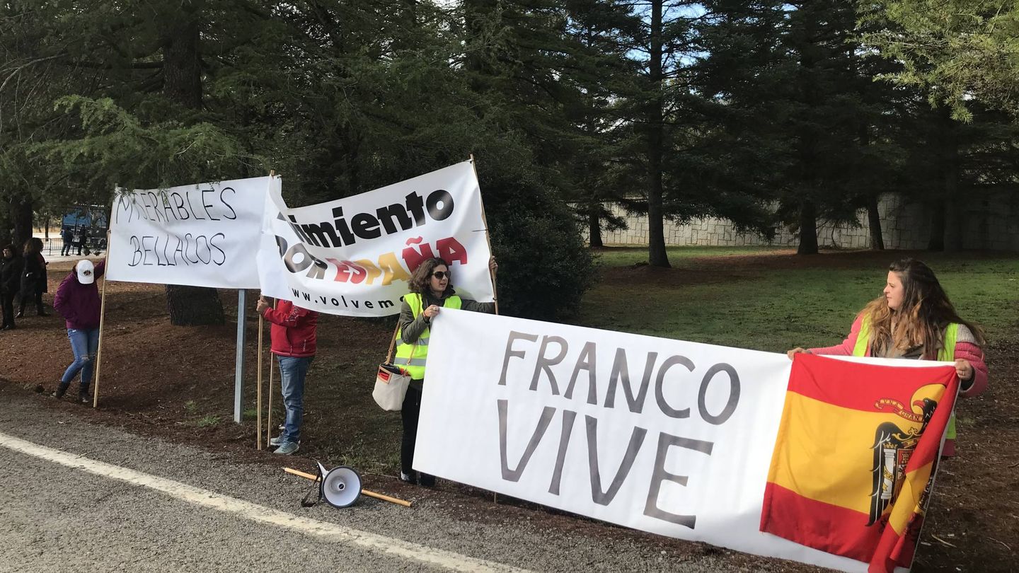Pancartas y baderas franquistas a las puertas del Valle. Tan solo 10 personas concentradas. (EC)