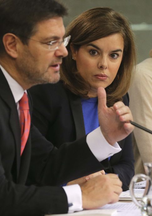 Foto: El ministro de Justicia, Rafael Catalá, y la vicepresidenta del Gobierno, Soraya Saénz de Santamaría, durante la rueda de prensa. (EFE)