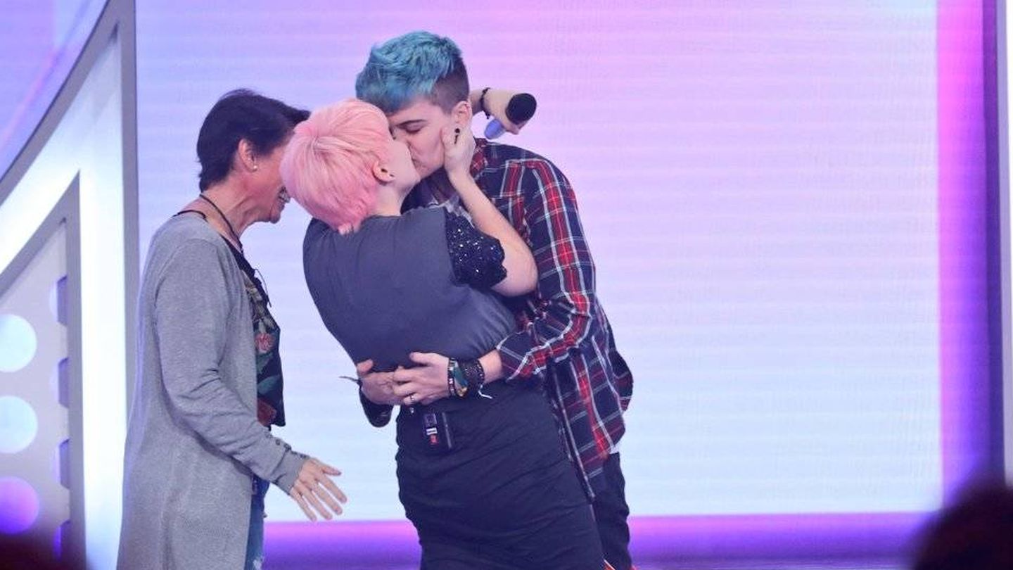 El momento en el que Marina se dio un beso con su novio en directo (TVE)