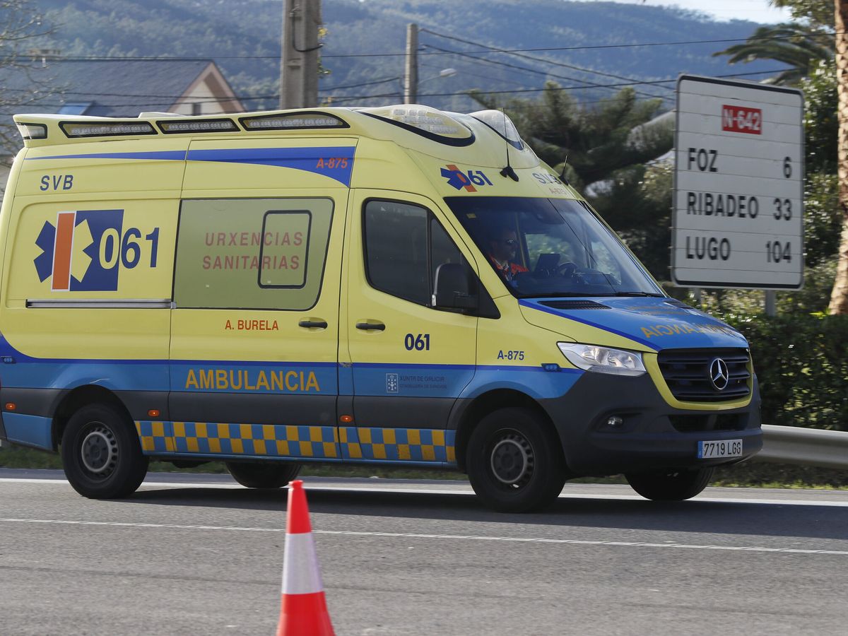 Foto: Imagen de archivo de una ambulancia. (EFE/Eliseo Trigo)