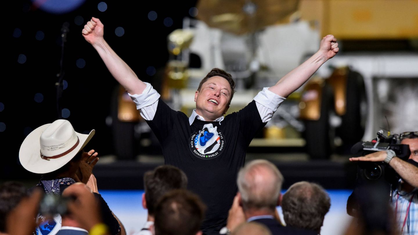 Elon Musk celebra el lanzamiento de un cohete SpaceX Falcon 9. (Reuters/Steve Nesius)