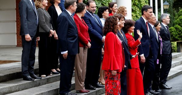 Foto: Foto de familia tras el primer Consejo de Ministros. (EFE)