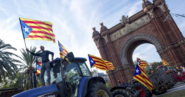 Foto: Una treintena de tractores, aparcados junto al Parlament en apoyo a la república, el pasado 10 de octubre. (EFE)