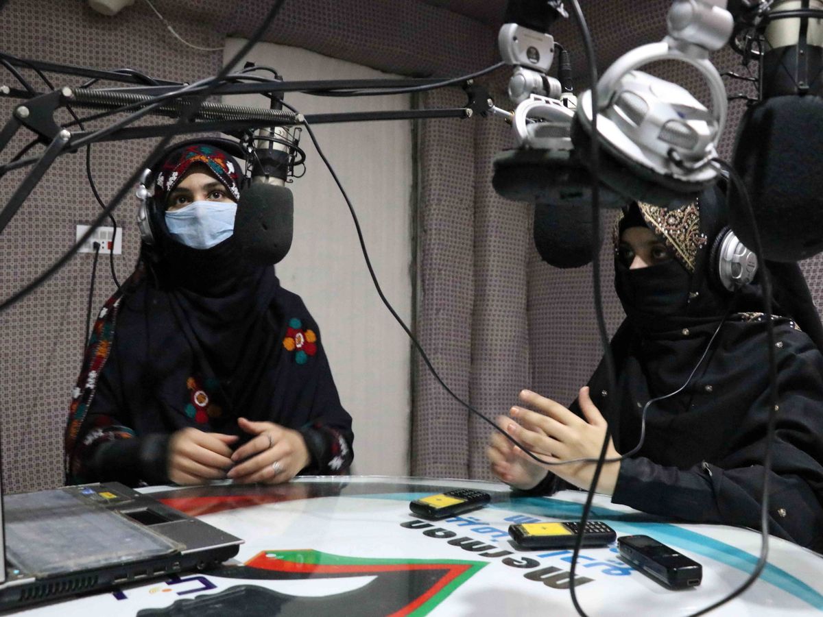 Foto: Las periodistas de la estación de radio 'Mujeres en Kandahar'. (EFE/M. Sadiq)