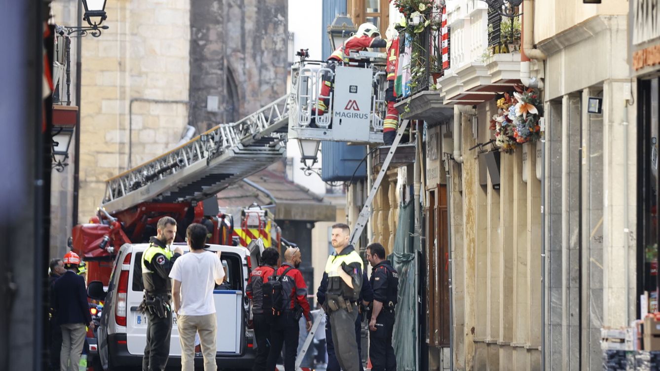 Cinco obreros atrapados y un estruendo que fue monumental: el interior de un edificio colapsa en Bilbao
