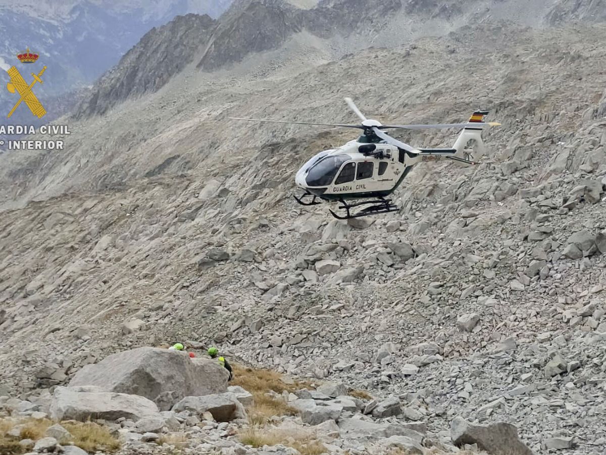 Foto: Un helicóptero de rescate de montañas en Huesca. (EFE)