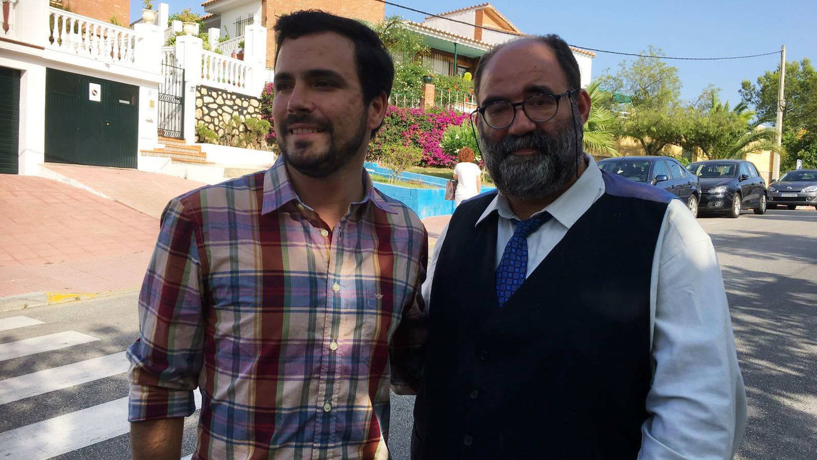 Foto: Alberto Garzón y Mocito Feliz en el Rincón de la Victoria  (Málaga). (Agustín Rivera)