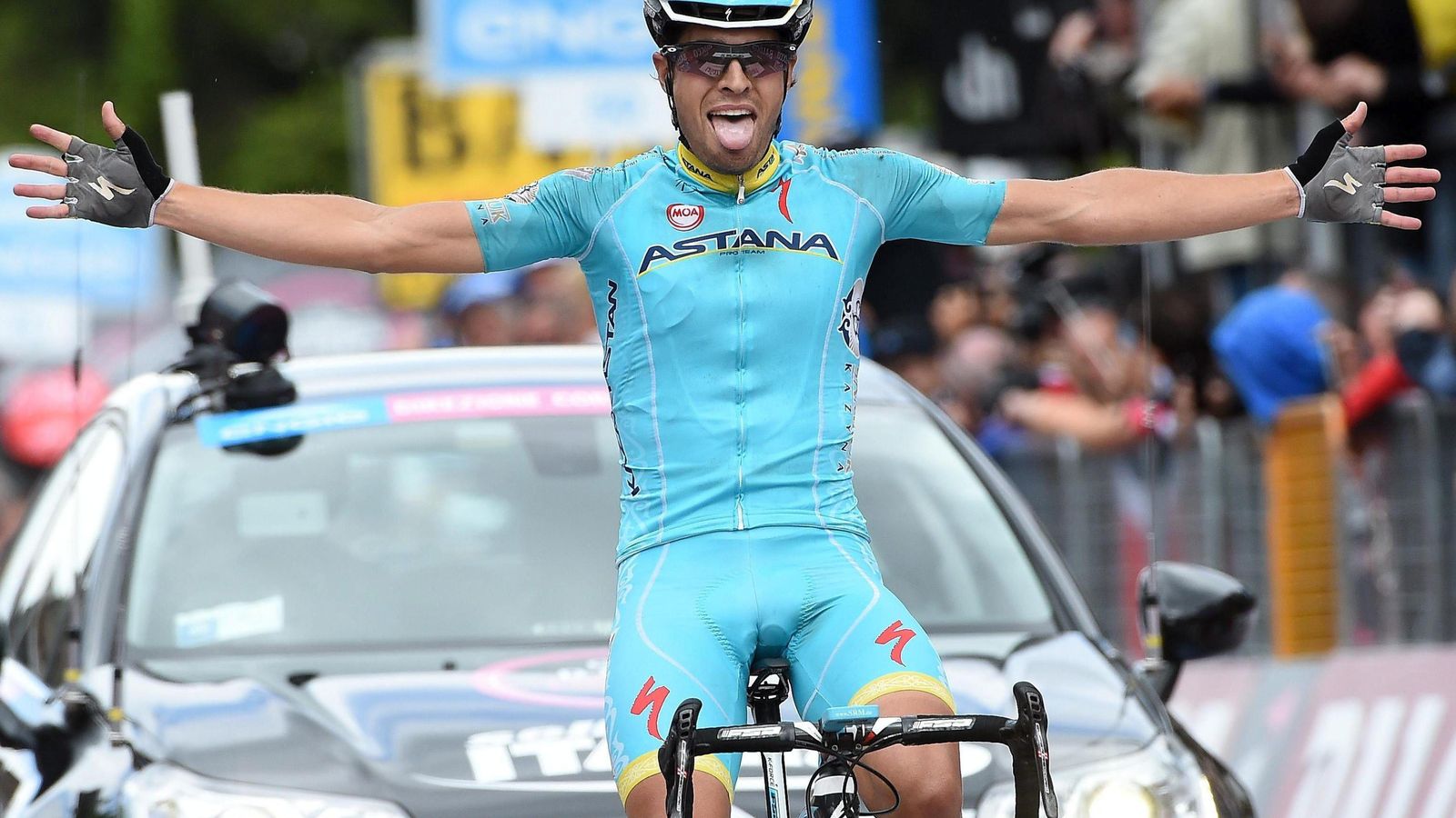 Foto: Mikel Landa celebra la victoria conseguida en la decimosexta etapa del Giro (efe).