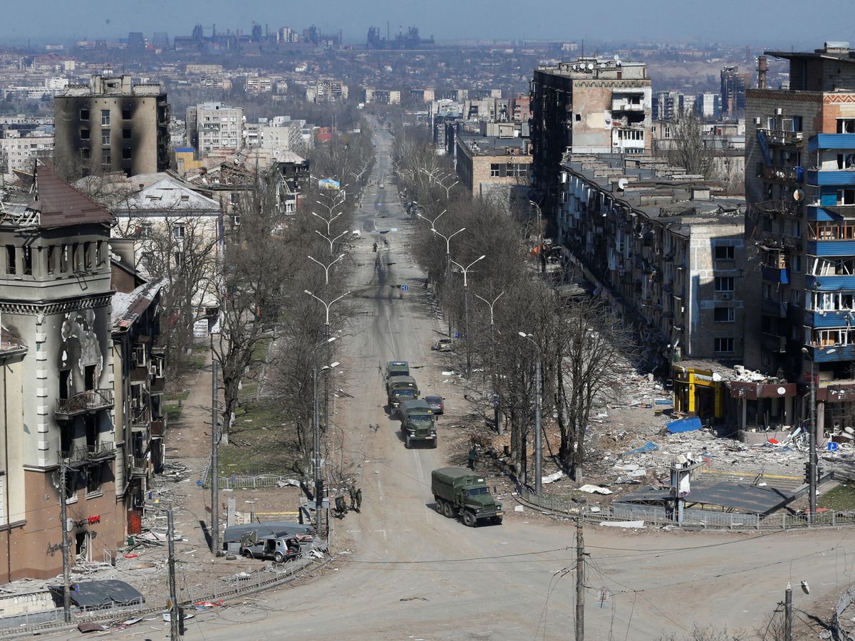 Foto: Vehículos militares de tropas prorrusas en Mariúpol. (Reuters/Alexander Ermochenko)