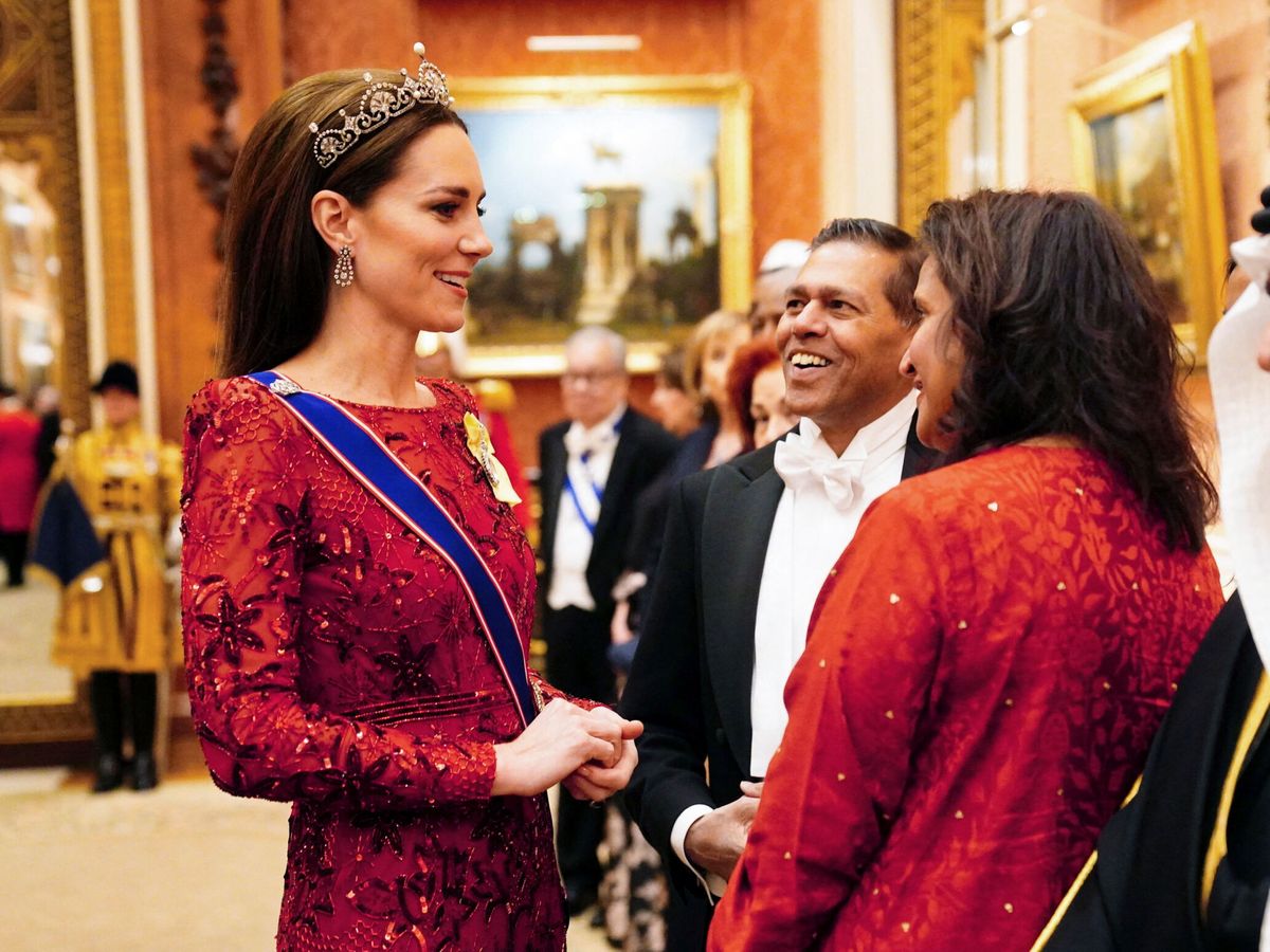 Foto: Kate Middleton, con tiara, broche y vestido de gala en Buckingham. (Reuters/Pool/Victoria Jones)