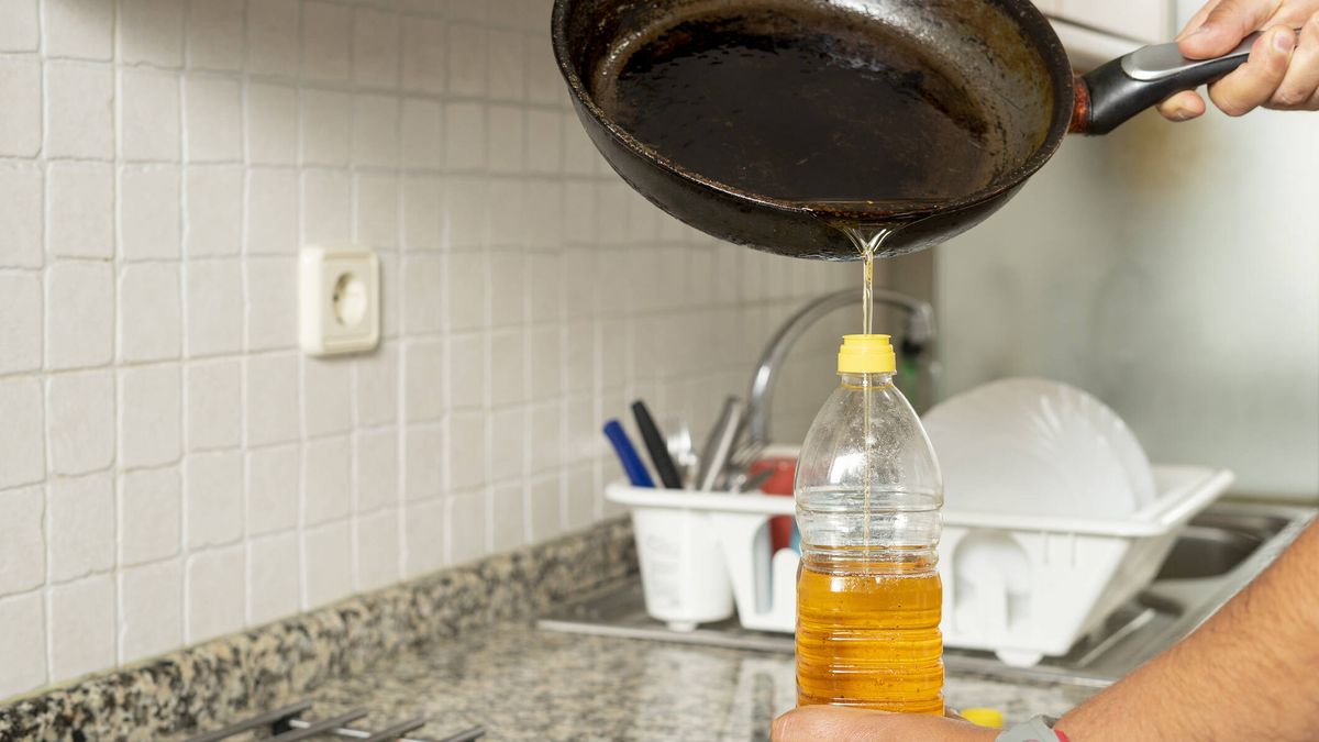 Por qué nunca deberías tirar el aceite usado por el fregadero (y no solo es por el reciclaje)